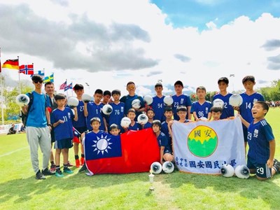 國安、黎明兩國小足球隊參加國際足球賽 雙雙榮獲冠軍