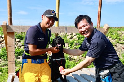 「腿腿」挑戰世界盃搜救犬冠軍賽 林市長送平安符與加菜金