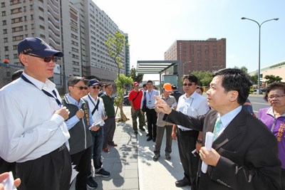 市區道路人行道騎樓推動無障礙示範_文心路_181004_0003