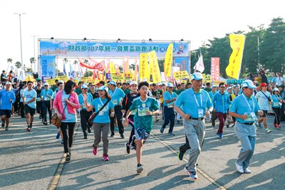 臺中市政府全球資訊網 市政新聞 財政部統一發票盃路跑麗寶登場萬人響應捐發票做愛心