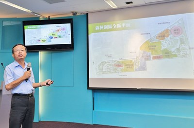 市府都市發展局副局長兼花博森林園區園長紀英村等人,向大家介紹園內不可不看的特色景點及遊園攻略。