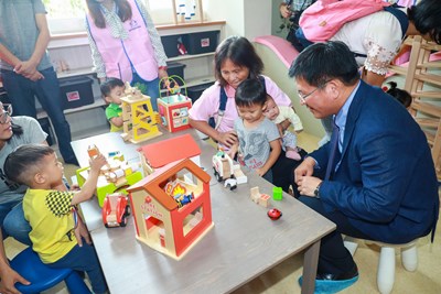 林市長與親子館內的孩子互動