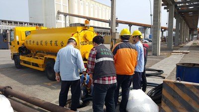 疑油管洩漏汙染台中港碼頭 環保局要求中油開挖清理並依法開罰