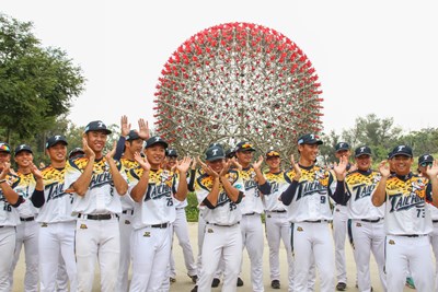 台壽保球隊在著名打卡晶點「聆聽花開的聲音」合照