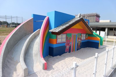彩虹藝術公園磨石子溜滑梯(1)