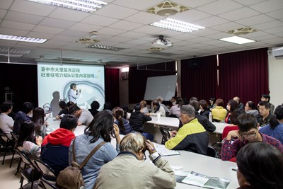 市府住宅發展工程處昨(7)日於經濟部工業局大里工業第2場說明會,吸引眾多民眾前往聆聽