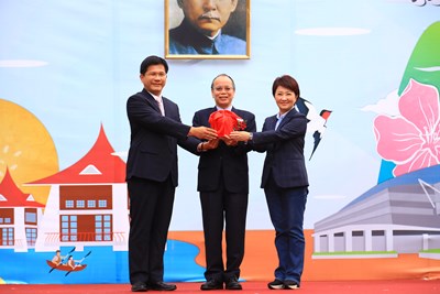 林前市長在行政院政務委員張景森的監交下,將印信交接予盧市長