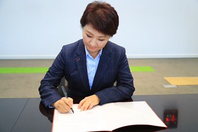 批示首件公文 盧市長:代表開始執行公務