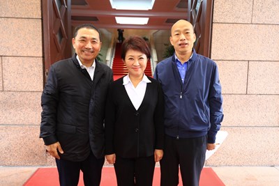 台中市長盧秀燕今日北上出席台中市長盧秀燕今日北上出席行政院會針對空汙議題向中央提供建議,會後與新北市長侯友宜、高雄市長韓國瑜在行政院外合影。