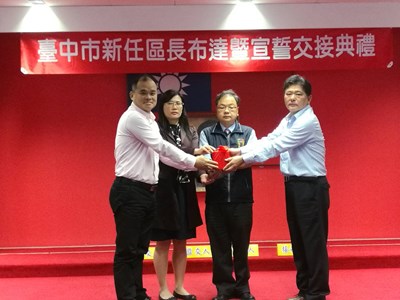 今(4)日台中市政府舉行清水區長布達暨宣誓交接典禮,由原清水區民政課長蔡慶生擔任新任區長 (右)