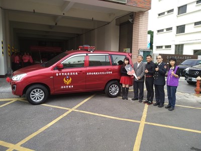 今(9)日捐贈台中市政府消防局一輛消防警備車,希望藉此拋磚引玉,鼓勵民間企業踴躍挹注消防救災資源