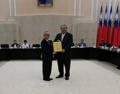 副市長陳子敬代表市府北上行政院領獎