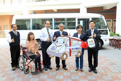 第一土地利用合作社捐交通車,楊副市長代表受贈