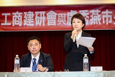 盧市長:開拓前店行銷通路 創造台中富強城市(左為工商建研會理事長郭國聖)