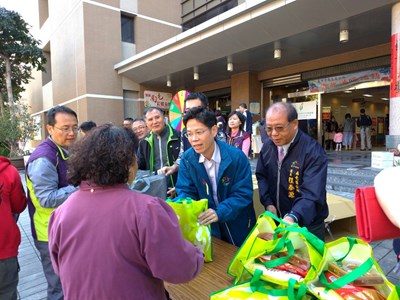 即將上任的市府社會局長李允傑代表市長盧秀燕前往關懷