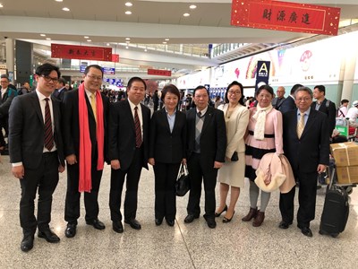 香港中華進出口商會新任會長林龍安特別到場接機,現場大合照。香港中華進出口商會新任會長林龍安(左三)、市長盧秀燕(右五)