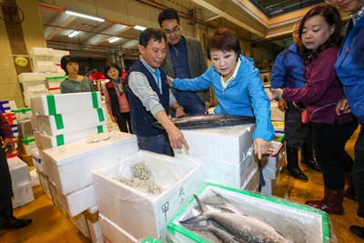 108年春節前視察魚市場_190130_0011