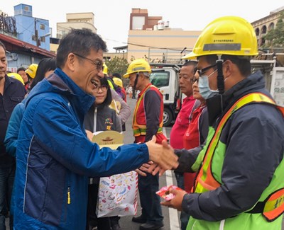 環保局長吳志超於春節連假前至清潔隊,感謝清潔隊員付出與辛勞。