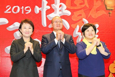 盧市長、張議長及顏副議長祝福大家新年快樂