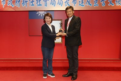盧市長頒發107年簡政創新績效評核特優獎,衛生局長曾梓展代表受獎。