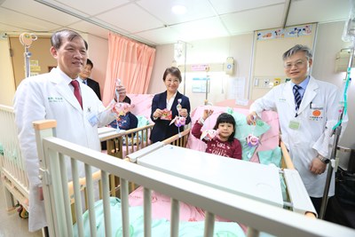 盧市長探視病童,並發送「飛天豬」小提燈