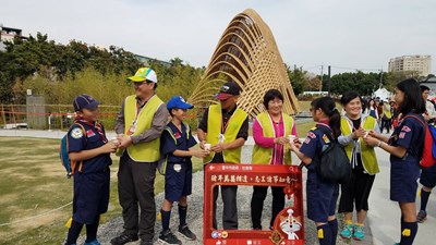 富春國小幼童軍組花博志工加油打氣團  溫暖志工的心