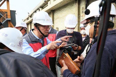 台中市政府勞工局今(20)日至台中港區裝卸貨碼頭進行安全衛生改善輔導查視