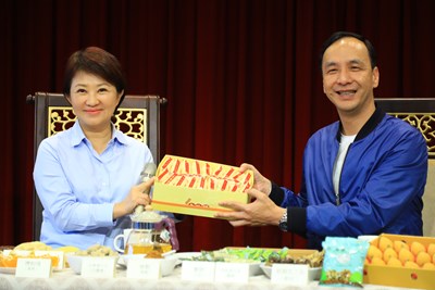 前新北市長朱立倫拜會中市府 盧市長贈送太陽餅祝福「旭日東昇、心想事成」更上層樓 並盼共同拼台中經濟