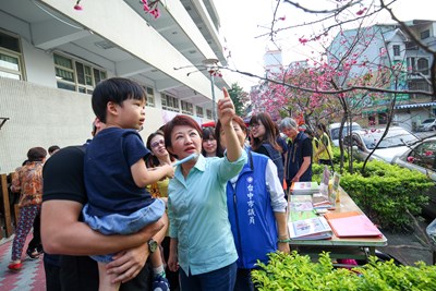 春櫻來了!中市北屯平昌櫻花祭登場 盧市長邀大家賞花聽音樂