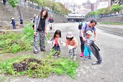 中市水利局員工化身河川清道夫 大人小孩一起清水道
