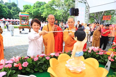 中市佛教會佛誕節暨浴佛園遊會慶典 盧市長虔誠禮佛