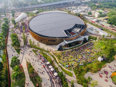 花博免費入園政策大幅提升市民參與促進花博經濟，圖為花博后里馬場園區主場館「花舞館」