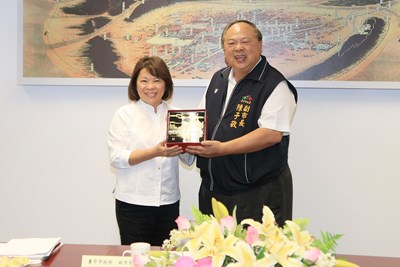 陳副市長致贈禮給黃市長