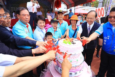 盧市長與追分國小老中青三代校友共同切蛋糕 慶祝創校百年