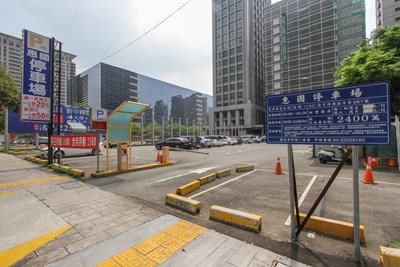 民間路外停車場