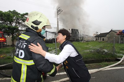 后里區廢棄輪胎倉庫大火 盧市長:業者無法維護公安 不能再允許繼續經營