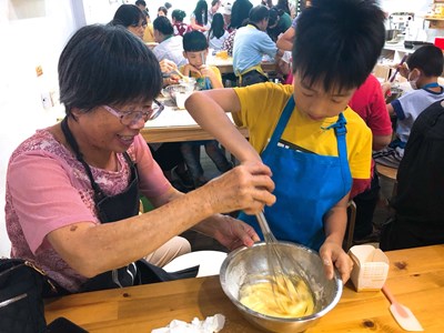 中市辦祖孫烤箱讀書會 促進親子情誼