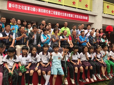台中市政府投入7,425萬元預算興建軍功國小第四期校舍,今日舉行落成啟用典禮
