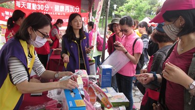 中市地稅局捐發票兌換宣導品 同步行銷台中購物節