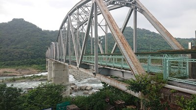 花梁鋼橋欄杆修繕29日進場施作 請民眾依交通維持人員指示通行