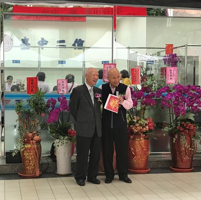 理事主席王炎明(左)與財政局長羅仙法