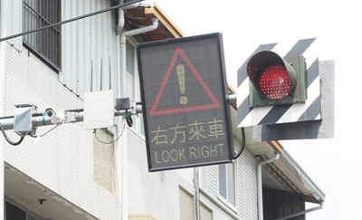 台中市政府交通局透過事故件數及類型分析，在5處路口建置「智慧路口安全警示系統」