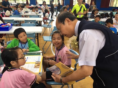 教育局長楊振昇關懷參加自造教育競賽的學生