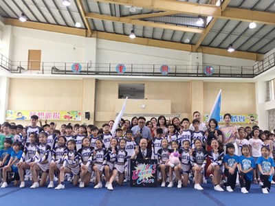中市仁美國小啦啦隊出國參賽 教育局長授旗祝奪佳績