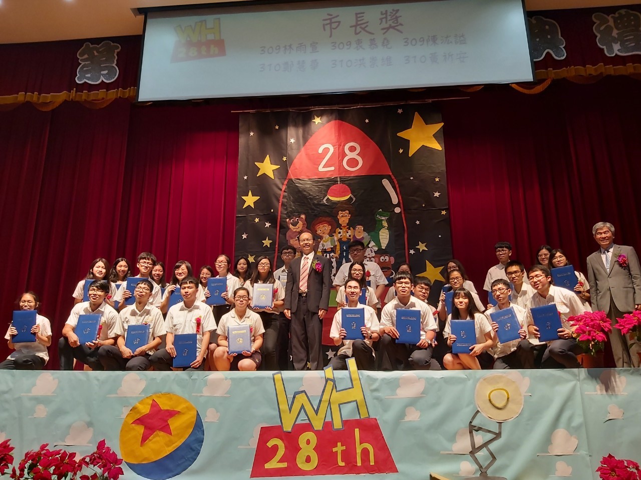 臺中市政府全球資訊網 市政新聞 文華高中 玩具總動員 畢業典禮教育局長到場獻祝福