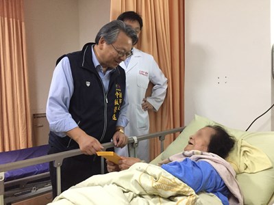 令狐副市長代表盧市長前往國軍台中總醫院，慰問慰問霧峰青桐林園區傷者
