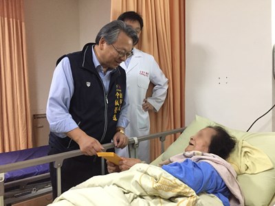 令狐副市長代表盧市長前往國軍台中總醫院,慰問慰問霧峰青桐林園區傷者