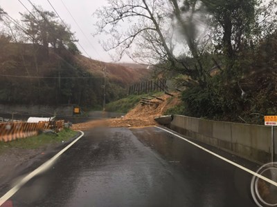 因豪雨導致土石崩塌影響民眾安全