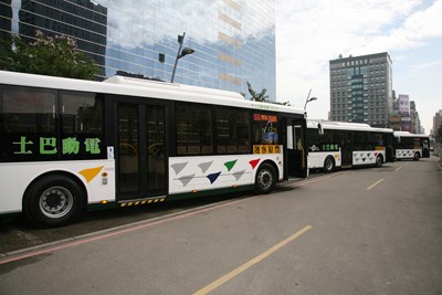市府積極增加電動公車數量及路線數