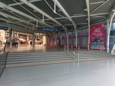 台中市政府交通局與全台捷運單位合作,在確保安全且不影響行車視線前提下,於捷運合適地點懸掛宣傳海報,宣傳台中購物節